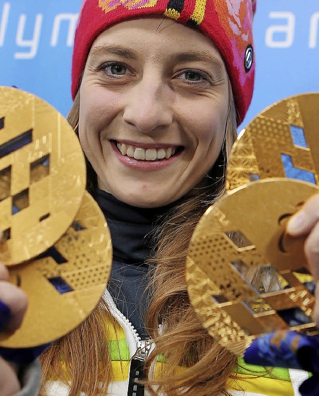 Anna Schaffelhuber mit ihrer eindrucks...daillensammlung im russischen Sotschi   | Foto: DPA