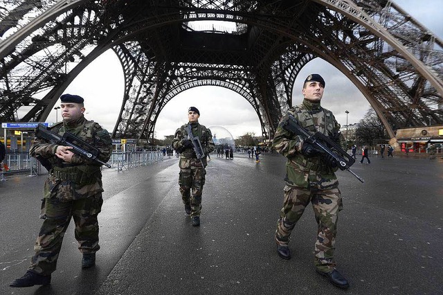 Franzsische Soldaten patrouillieren vor dem Eiffel-Turm.  | Foto: AFP