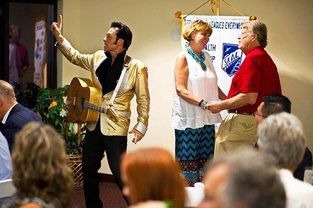 Jeden Tag trauen  Elvis-Imitatoren in Las Vegas rund ein Dutzend Paare.   | Foto: dpa