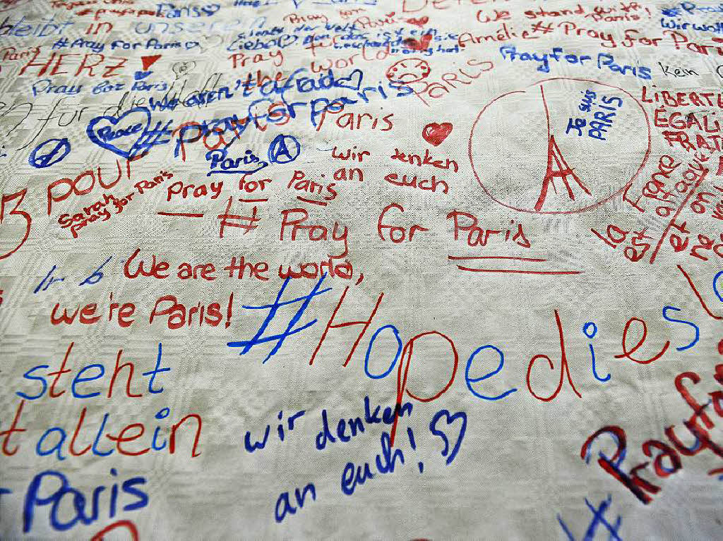 Deutsch-Franzsisches-Gymnasium in Freiburg gedenkt der Opfer von Paris.