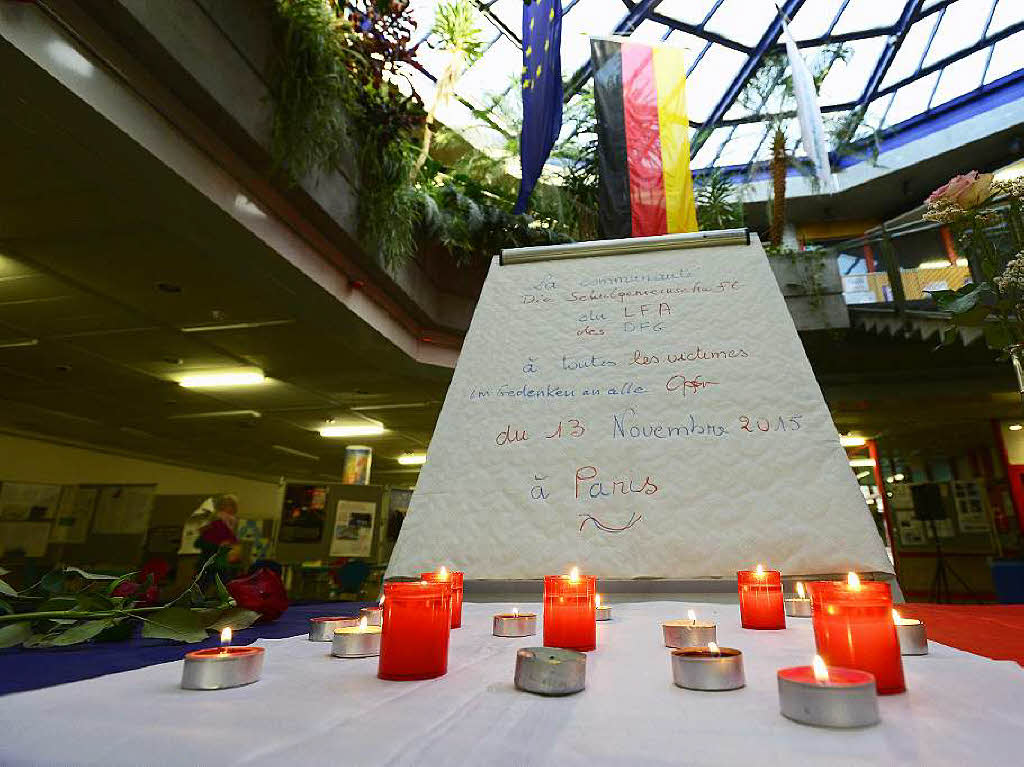 Deutsch-Franzsisches-Gymnasium in Freiburg gedenkt der Opfer von Paris.