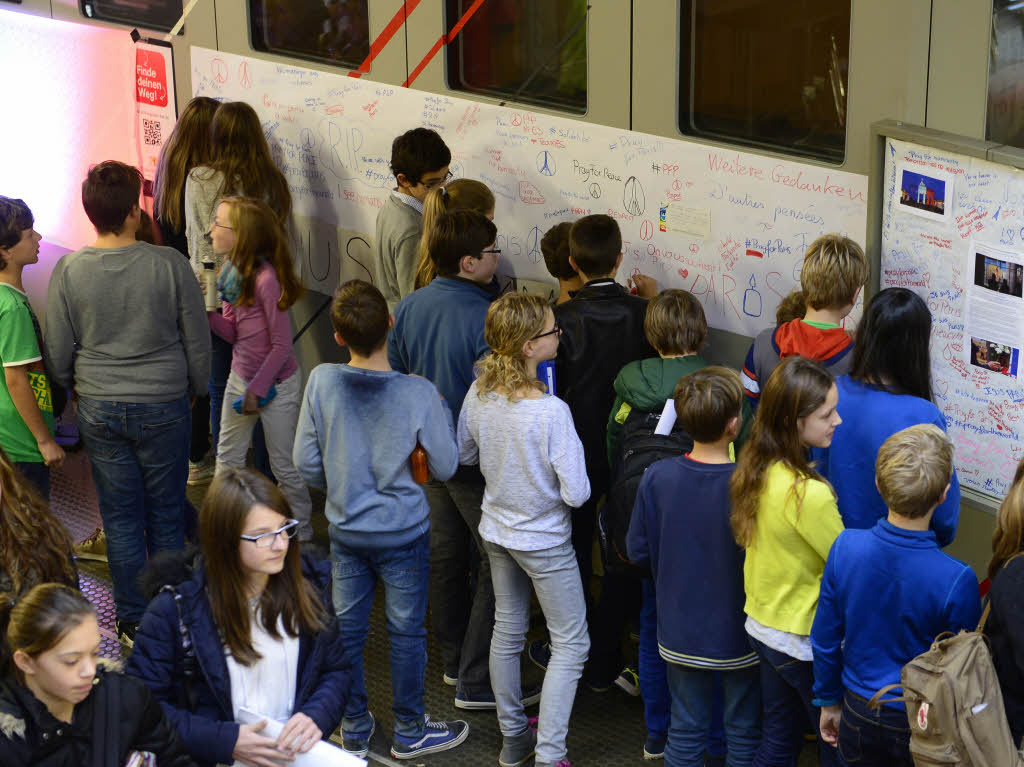 Deutsch-Franzsisches-Gymnasium in Freiburg gedenkt der Opfer von Paris.