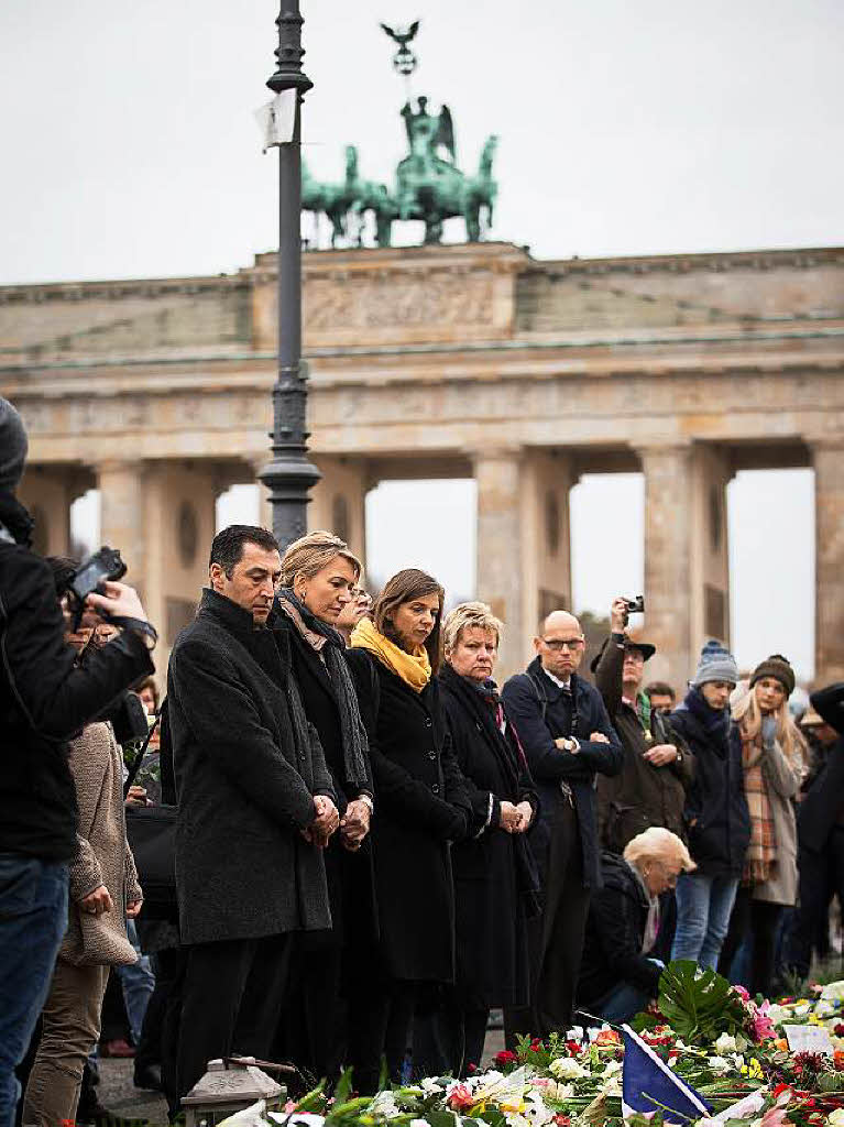 Die Grnen-Politiker Cem zdemir, Simone Peter und Katrin Gring-Eckardt bei der Schweigeminute am Brandenburger Tor in Berlin.