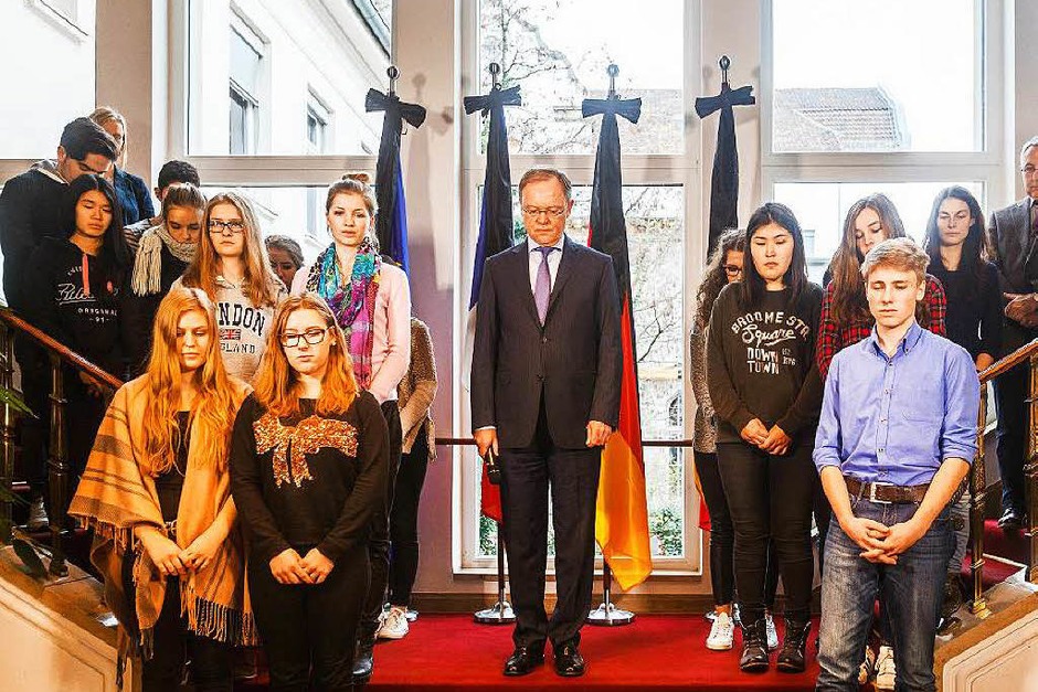 Der niedersächsische Ministerpräsident Stephan Weil nahm gemeinsam mit einer Schulklasse an der Schweigeminute teil. (Foto: dpa) Der niedersächsische Ministerpräsident Stephan Weil nahm gemeinsam mit einer Schulklasse an der Schweigeminute teil. (Foto: dpa)