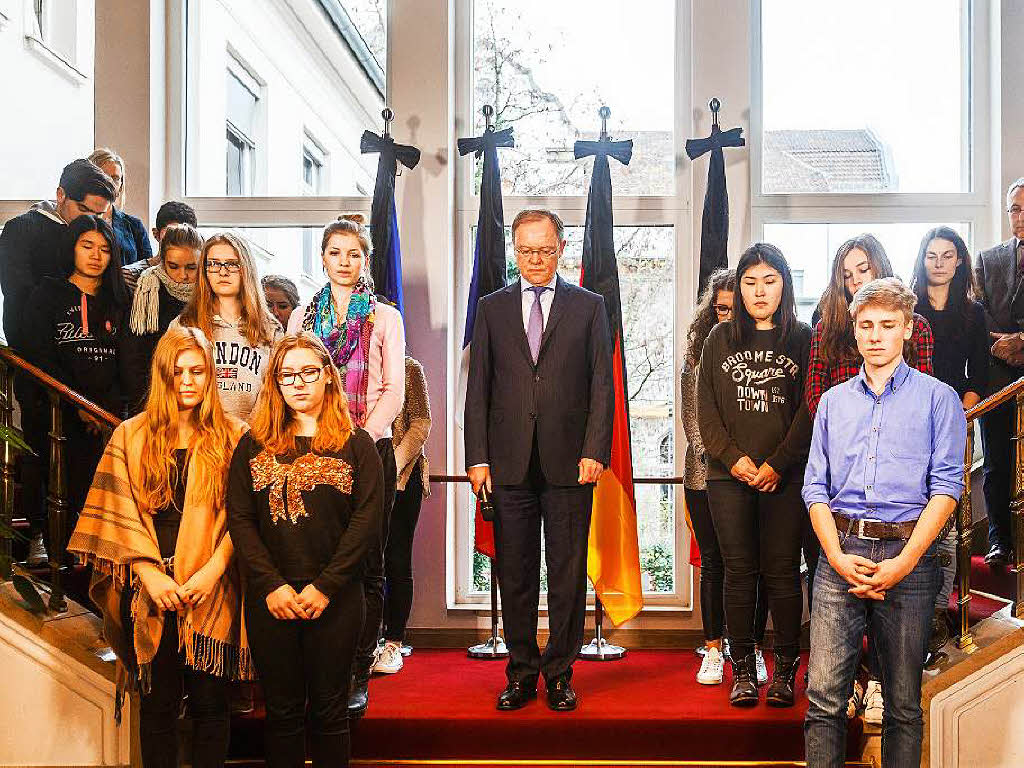 Der niederschsische Ministerprsident Stephan Weil nahm gemeinsam mit einer Schulklasse an der Schweigeminute teil.
