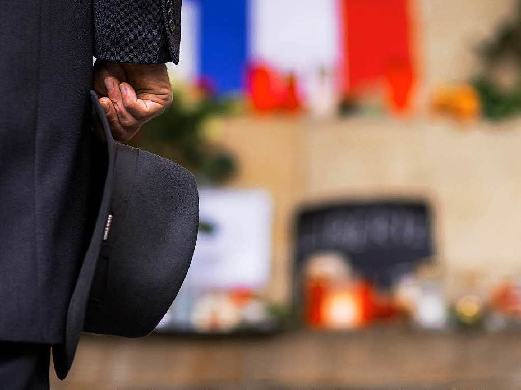 Markus Lewe, Oberbrgermeister von Mnster, gedenkt vor dem historischenRathaus in Mnster den Opfern der Terroranschlge in Paris.