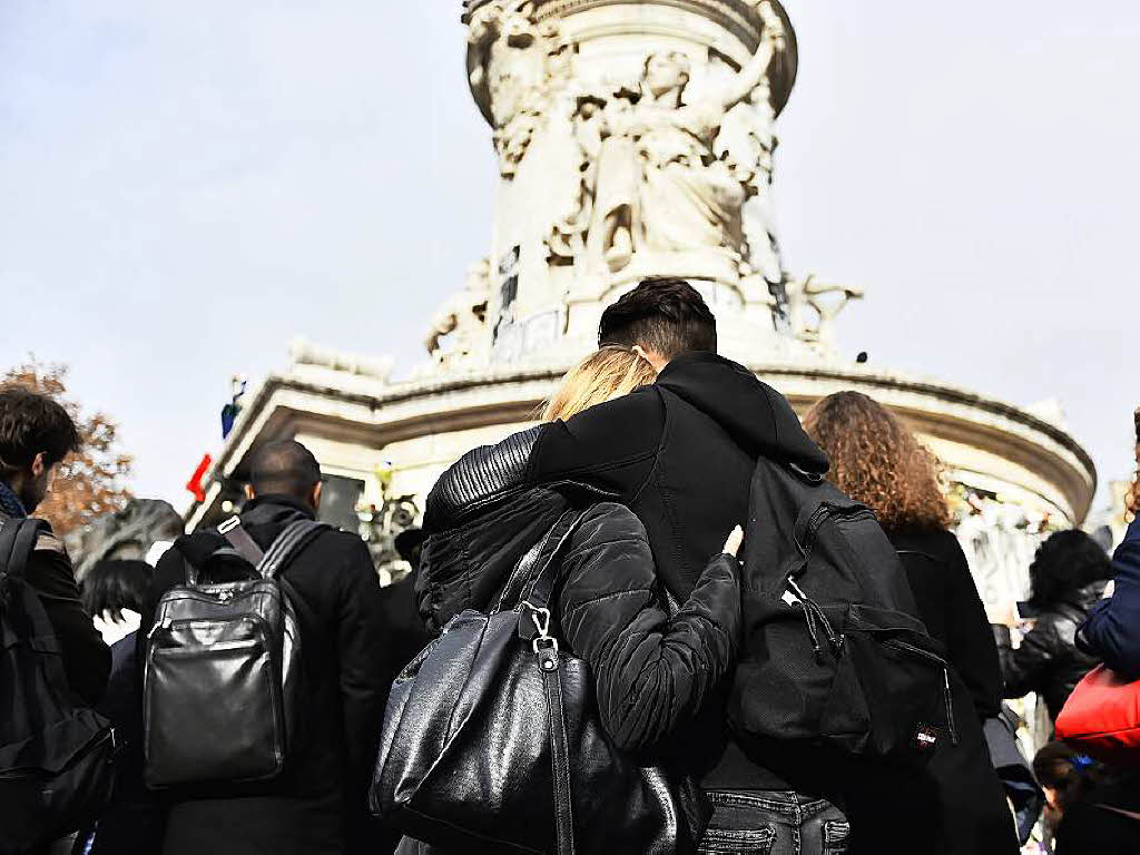Im englischen Liverpool gedenken Menschen der Opfer von Paris.