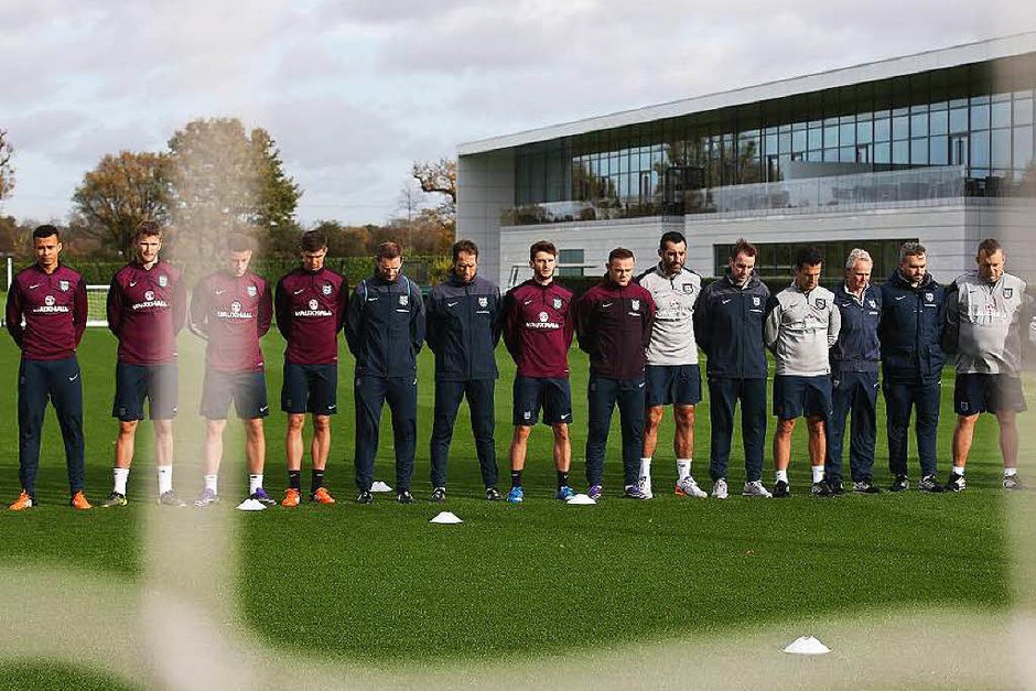 Spieler der Tottenham Hotspurs unterbrachen ihr Training für eine Minute. (Foto: AFP) Spieler der Tottenham Hotspurs unterbrachen ihr Training für eine Minute. (Foto: AFP)