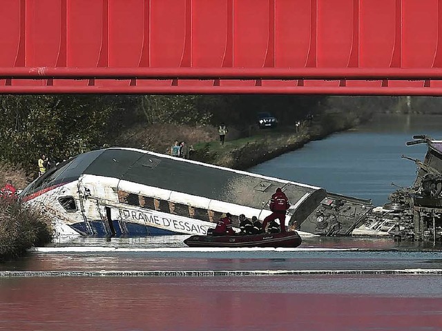 Ein Triebwagen im Kanal statt auf den Schienen: TGV-Unglck im Elsass.  | Foto: AFP