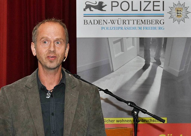 Frank Erny vom Freiburger Polizeiprsi... vor Wohnungseinbrchen schtzen kann.  | Foto: Kai Kricheldorff