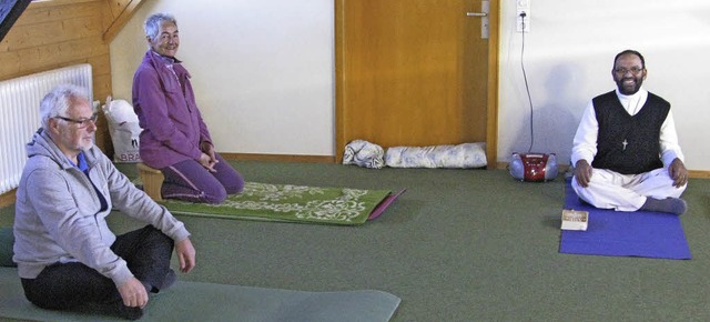 Pater Gilbert Carlo leitete wieder ein Yoga-Seminar in Bernau.   | Foto: Ulrike Spiegelhalter