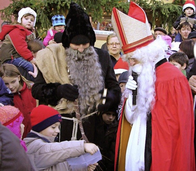 Nikolaus und Knecht Ruprecht verteilen...ingen wieder Geschenke an die Kinder.   | Foto: Christa Maier