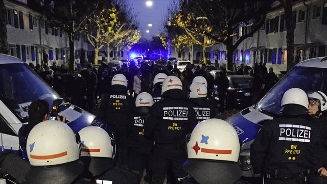 Starke Polizeikrfte stellten sich am ...demonstranten am Marktplatz entgegen.   | Foto: Lauber