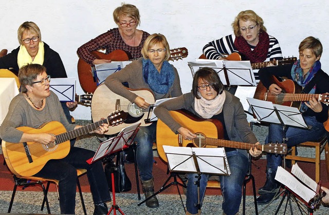 Die Gitarrengruppe Taktlos beim Patrozinium   | Foto: heidi fssel