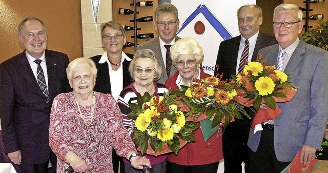 Ehrende und Geehrte (von links): Aufsi...mut Kopf  und Peter Labude (50 Jahre).  | Foto: Reiner Beschorner