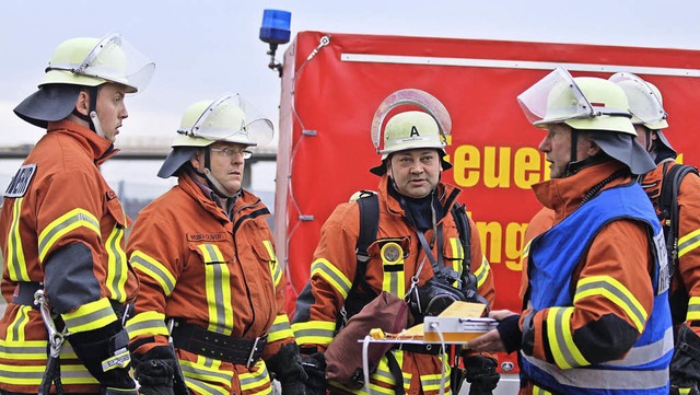 Feuerwehrmnner besprechen die Lage.   | Foto: Adelbert Mutz