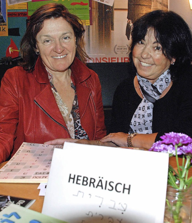 Chris Rtschlin (links) und Fabienne D... beim Sprachencaf im Nellie Nashorn.   | Foto: Maja Tolsdorf