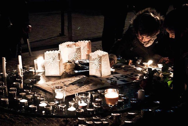 Kerzen und Solidarittsbekundungen vor der Senser Kathedrale am Sonntagabend.  | Foto: Floriane Boivin