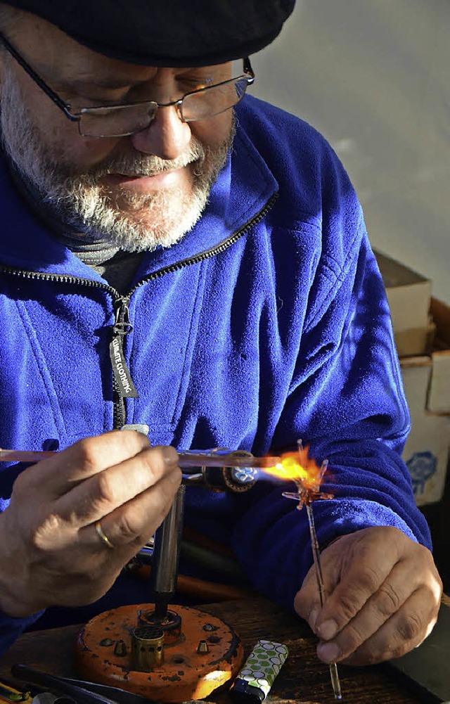 Dem Knstler bei der Arbeit zuschauen ...ndwerkermarkt ist Abwechslung geboten.  | Foto: Susanne Mller