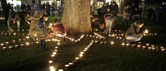 Lichter der Solidaritt wurden am Todt...tz bei der Caritas-Aktion angezndet.   | Foto: verena Wehrle