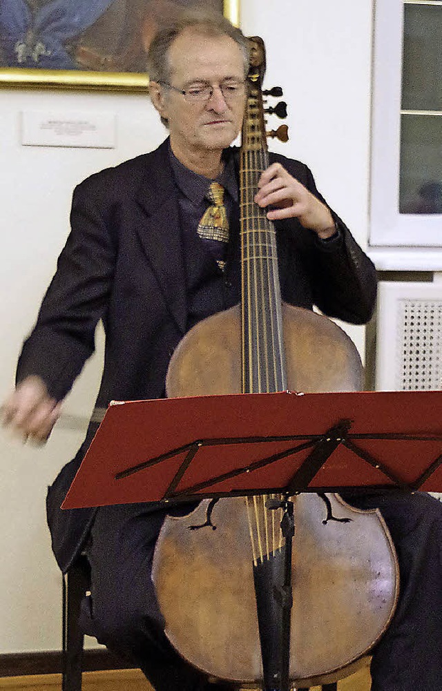 Ekkehard Weber brachte eine musikalisc...n - die Viola da gamba d&#8217;amore.   | Foto: Bchle