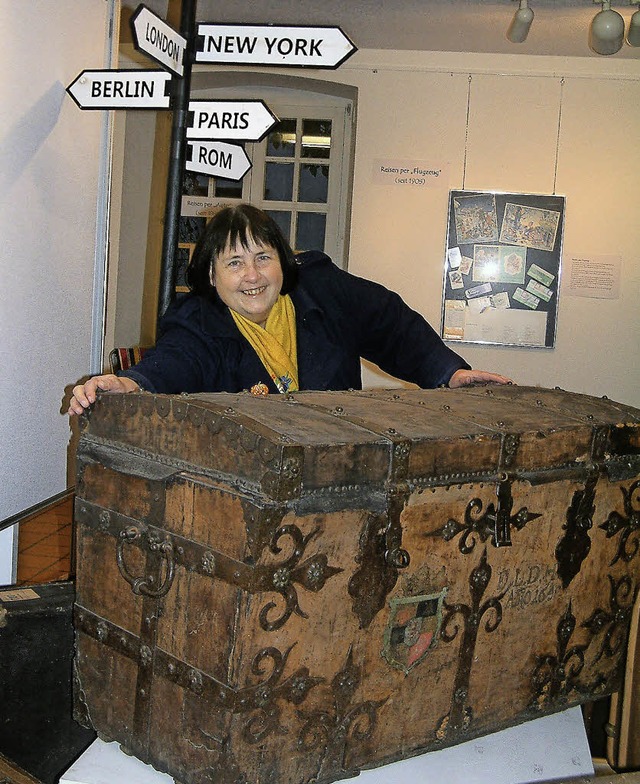Museumsleiterin Ulla K. Schmid mit dem...Die Vielfltigkeit des Reisens&#8220;.  | Foto: Roswitha Frey