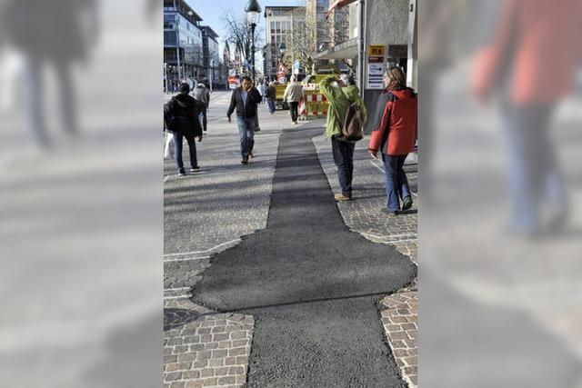 Entlang der Bertoldstraße gibt es nun statt der Gehweg-Mosaike nur Asphaltflicken