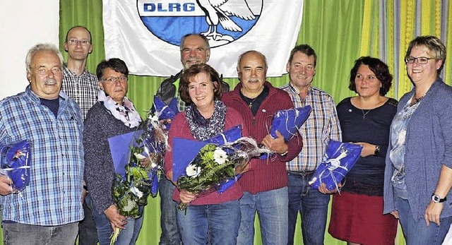 Bei der Ehrung (von links): Georg Rend...) und DLRG Vorsitzende Tanja Rendler.   | Foto: Ilona Seifermann