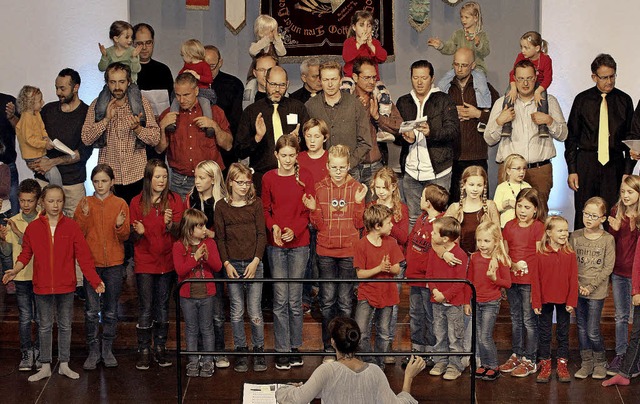 Der Kinderchor Au bekam Untersttzung von den Vtern.   | Foto: Frowalt Janzer