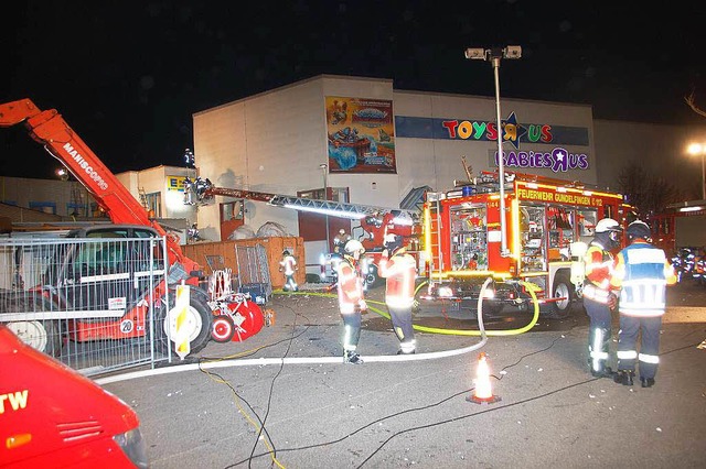 Feuerwehreinsatz beim E-Center Gundelf... und des Spielwarengeschft Toys-R-us.  | Foto: Andrea Steinhart