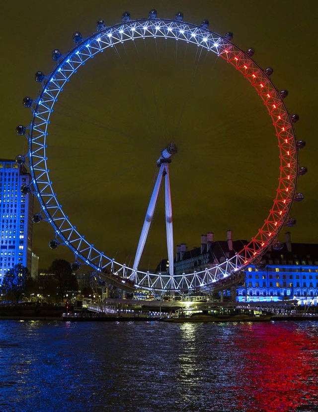 Das Londoner Riesenrad erstrahlt diese...Farben der franzsischen Trikolore.     | Foto: DPA