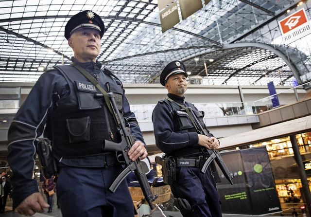 Die Bundespolizei patrouilliert verst...nd, wie hier am Berliner Hauptbahnhof.  | Foto: dpa