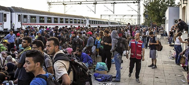 Flchtlinge warten an einem Bahnhof in...gion um Vinkovci auf ihre Weiterreise.  | Foto: Privat