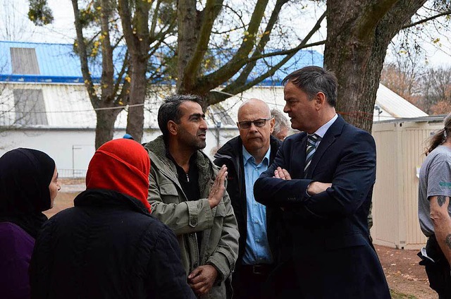 Im Gesprch mit Flchtlingen: Landrat ...er zustndige Referent Michael Loritz.  | Foto: Felix Lieschke