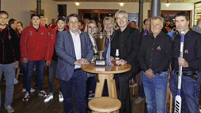 Der stellvertretende Gesamtverkaufslei...Werner Karlin sowie Spieler und Fans.   | Foto: Dieckmann