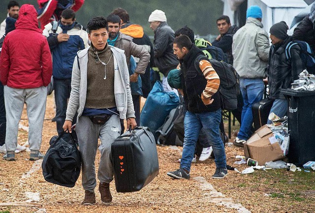 Fr immer mehr Flchtlinge mssen Unte...bei sind auch die Gemeinden gefordert.  | Foto: dpa