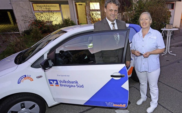 Krankenschwester Getrud Straub und Mat...uen Wagen der Sozialstation Tuniberg.   | Foto: Rita Eggstein