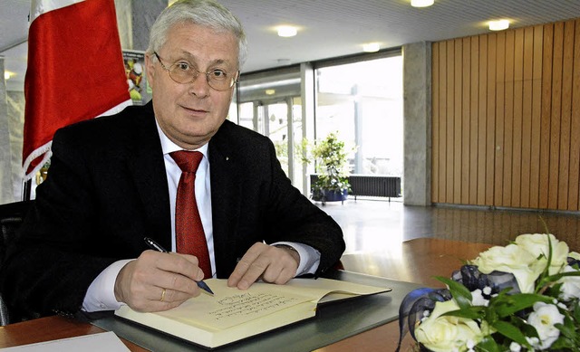 Wolfgang Dietz trug sich am Dienstag a... Kondolenzbuch im Weiler Rathaus ein.   | Foto: Lauber