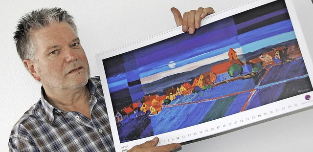 Gerhard Hanemann mit seinem neuen Kalender   | Foto: Frey