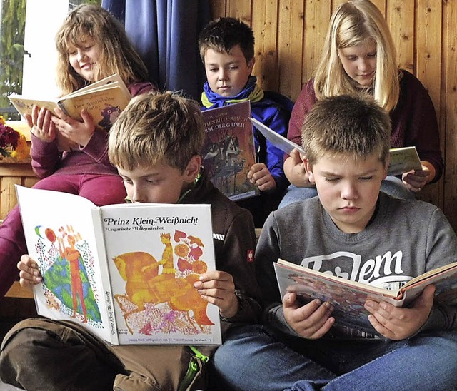 Junge Leseratten  sind in der neu eing...thauses Gersbach in Bcher vertieft.    | Foto: ZVG