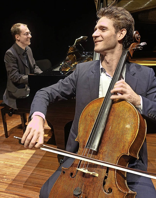 Der Cellist Raphael Merlin und der Pianist Gilles Vonsattel im Burghof   | Foto: Roswitha Frey