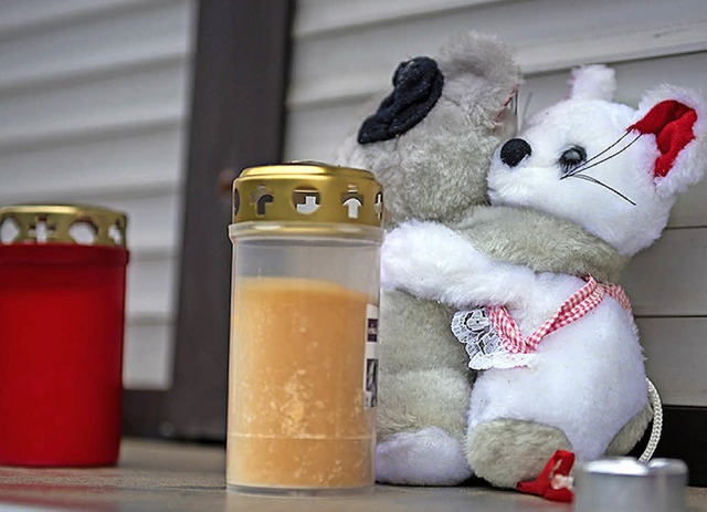 Zeichen der Trauer vor dem Fenster der Familie in Wallenfels   | Foto: dpa