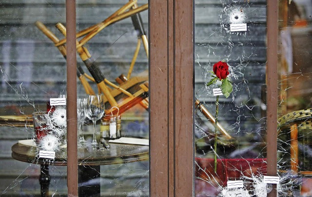 Eine Rose steckt in einem Einschussloc...n am Freitagabend  geschossen hatten.   | Foto: afp