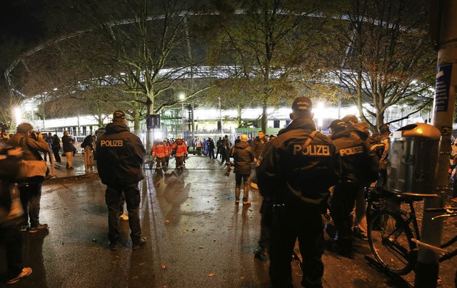 Umlagert von Sicherheitskrften : das Stadion in Hannover  | Foto: DPA