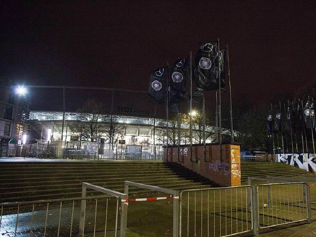 Flaggen des DFB wehen am Dienstag nach...derlande an der HDI-Arena in Hannover.  | Foto: dpa