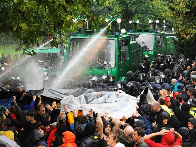 Schwarzer Donnerstag: Ein Wasserwerfer...g mehrerer Bume im Park protestieren.  | Foto: dpa