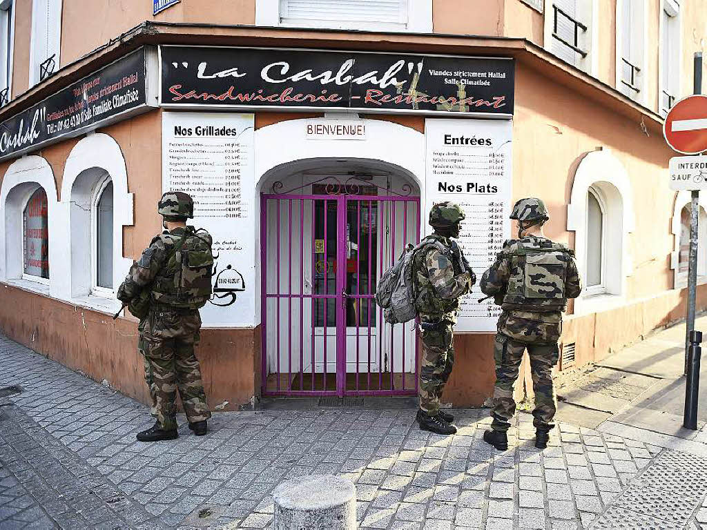 Franzsische Sicherheitskrfte bei dem Anti-Terror-Einsatz im Zentrum von Saint-Denis.