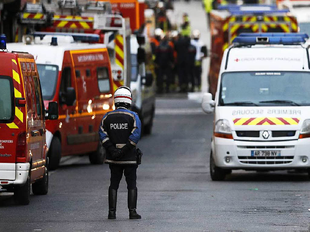 Franzsische Sicherheitskrfte bei dem Anti-Terror-Einsatz im Zentrum von Saint-Denis.