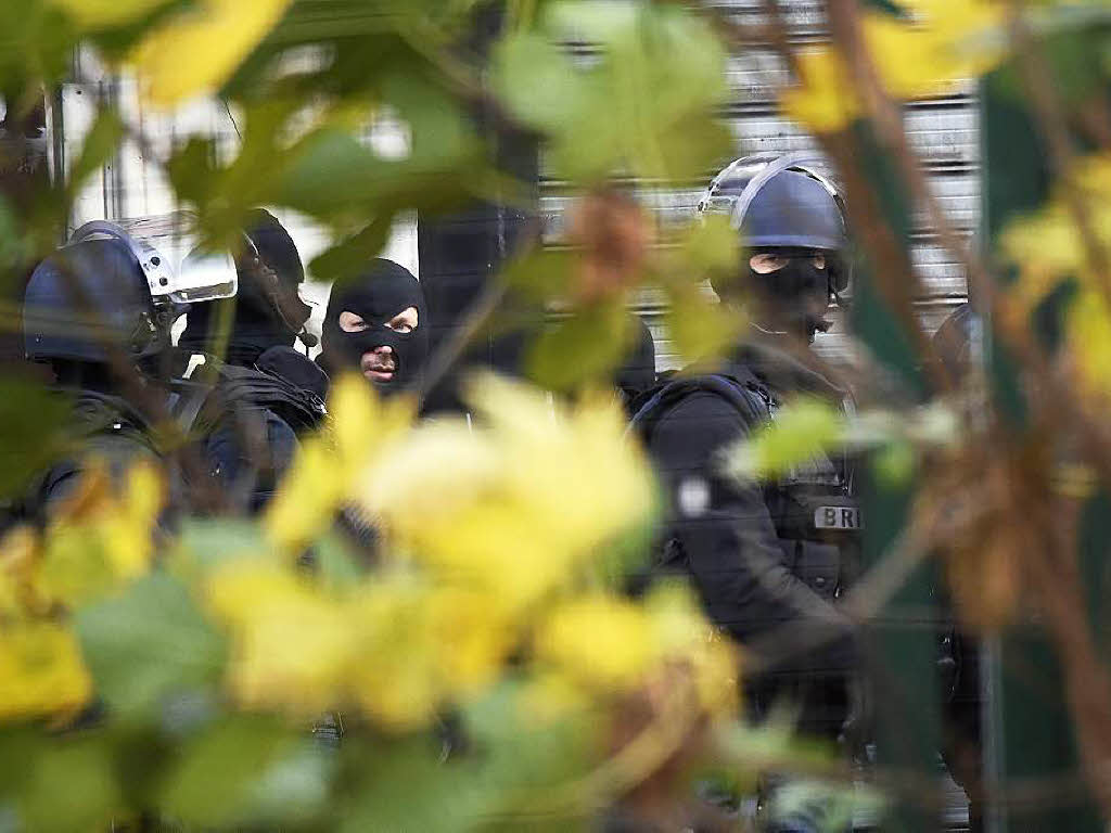 Franzsische Sicherheitskrfte bei dem Anti-Terror-Einsatz im Zentrum von Saint-Denis.