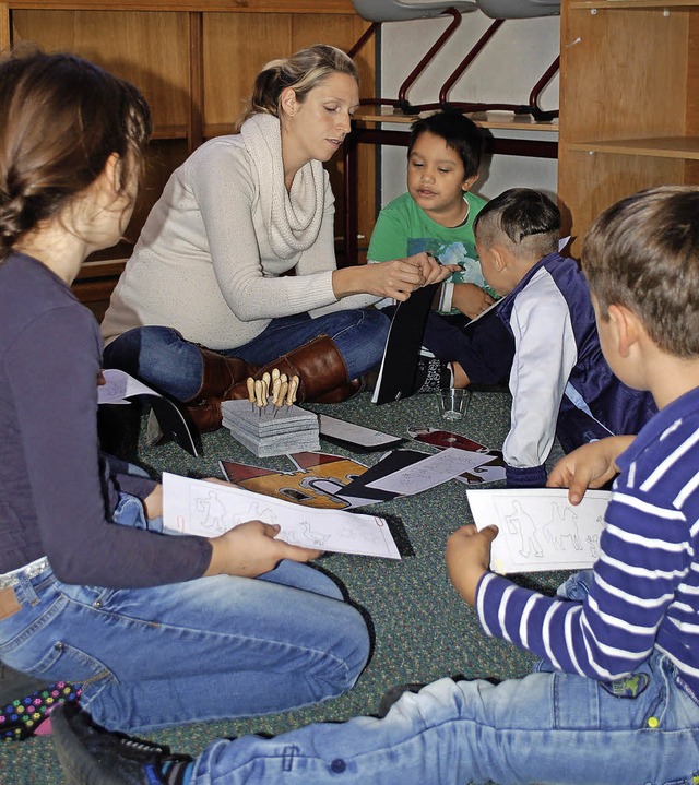 Zum Ende des Schultages wird es kreati...iegenfhr mit ihren Schlern bastelte.  | Foto: ulrike strter